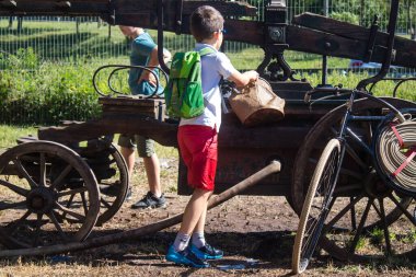 Çocuklar açılış gününe katılıyor. Reims 'deki Marchandeau itfaiye istasyonunun itfaiyecileri kapılarını açıyor. Etkinlik, kurtarma merkezinin 30. yıldönümü münasebetiyle düzenleniyor..