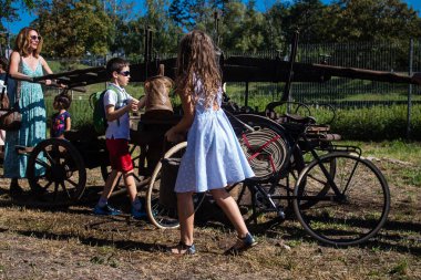 Çocuklar açılış gününe katılıyor. Reims 'deki Marchandeau itfaiye istasyonunun itfaiyecileri kapılarını açıyor. Etkinlik, kurtarma merkezinin 30. yıldönümü münasebetiyle düzenleniyor..