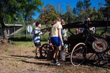Çocuklar açılış gününe katılıyor. Reims 'deki Marchandeau itfaiye istasyonunun itfaiyecileri kapılarını açıyor. Etkinlik, kurtarma merkezinin 30. yıldönümü münasebetiyle düzenleniyor..