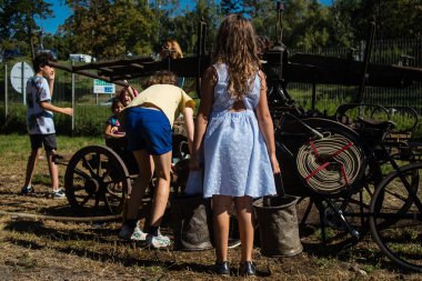 Çocuklar açılış gününe katılıyor. Reims 'deki Marchandeau itfaiye istasyonunun itfaiyecileri kapılarını açıyor. Etkinlik, kurtarma merkezinin 30. yıldönümü münasebetiyle düzenleniyor..