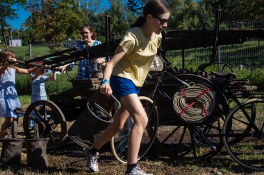Çocuklar açılış gününe katılıyor. Reims 'deki Marchandeau itfaiye istasyonunun itfaiyecileri kapılarını açıyor. Etkinlik, kurtarma merkezinin 30. yıldönümü münasebetiyle düzenleniyor..