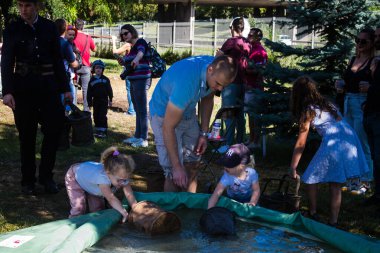 Çocuklar açılış gününe katılıyor. Reims 'deki Marchandeau itfaiye istasyonunun itfaiyecileri kapılarını açıyor. Etkinlik, kurtarma merkezinin 30. yıldönümü münasebetiyle düzenleniyor..