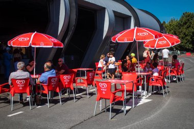 Reims sakinleri açılış gününe katılıyor. Reims 'deki Marchandeau itfaiye istasyonunun itfaiyecileri kapılarını açıyor. Etkinlik, kurtarma merkezinin 30. yıldönümü münasebetiyle düzenleniyor..