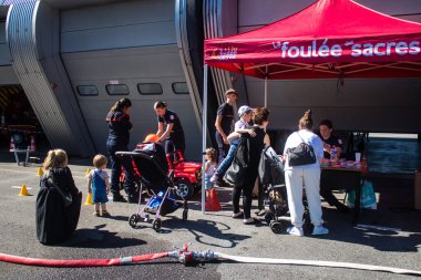 Reims sakinleri açılış gününe katılıyor. Reims 'deki Marchandeau itfaiye istasyonunun itfaiyecileri kapılarını açıyor. Etkinlik, kurtarma merkezinin 30. yıldönümü münasebetiyle düzenleniyor..