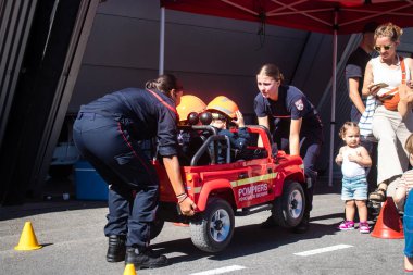 Çocuklar açılış gününe katılıyor. Reims 'deki Marchandeau itfaiye istasyonunun itfaiyecileri kapılarını açıyor. Etkinlik, kurtarma merkezinin 30. yıldönümü münasebetiyle düzenleniyor..