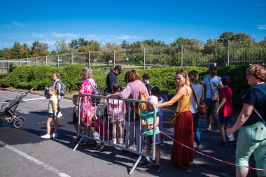 Reims sakinleri açılış gününe katılıyor. Reims 'deki Marchandeau itfaiye istasyonunun itfaiyecileri kapılarını açıyor. Etkinlik, kurtarma merkezinin 30. yıldönümü münasebetiyle düzenleniyor..