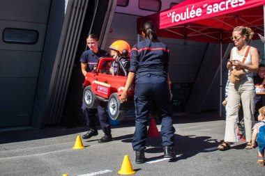 Çocuklar açılış gününe katılıyor. Reims 'deki Marchandeau itfaiye istasyonunun itfaiyecileri kapılarını açıyor. Etkinlik, kurtarma merkezinin 30. yıldönümü münasebetiyle düzenleniyor..