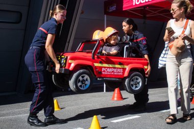 Çocuklar açılış gününe katılıyor. Reims 'deki Marchandeau itfaiye istasyonunun itfaiyecileri kapılarını açıyor. Etkinlik, kurtarma merkezinin 30. yıldönümü münasebetiyle düzenleniyor..