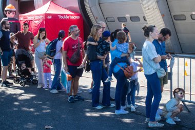 Reims sakinleri açılış gününe katılıyor. Reims 'deki Marchandeau itfaiye istasyonunun itfaiyecileri kapılarını açıyor. Etkinlik, kurtarma merkezinin 30. yıldönümü münasebetiyle düzenleniyor..