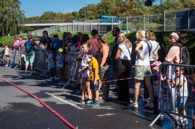 Reims sakinleri açılış gününe katılıyor. Reims 'deki Marchandeau itfaiye istasyonunun itfaiyecileri kapılarını açıyor. Etkinlik, kurtarma merkezinin 30. yıldönümü münasebetiyle düzenleniyor..