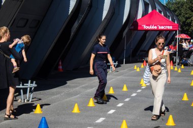 Reims sakinleri açılış gününe katılıyor. Reims 'deki Marchandeau itfaiye istasyonunun itfaiyecileri kapılarını açıyor. Etkinlik, kurtarma merkezinin 30. yıldönümü münasebetiyle düzenleniyor..