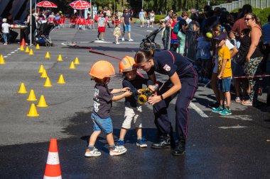 Çocuklar açılış gününe katılıyor. Reims 'deki Marchandeau itfaiye istasyonunun itfaiyecileri kapılarını açıyor. Etkinlik, kurtarma merkezinin 30. yıldönümü münasebetiyle düzenleniyor..