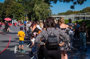 Reims sakinleri açılış gününe katılıyor. Reims 'deki Marchandeau itfaiye istasyonunun itfaiyecileri kapılarını açıyor. Etkinlik, kurtarma merkezinin 30. yıldönümü münasebetiyle düzenleniyor..