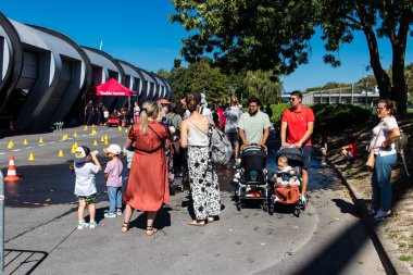 Reims sakinleri açılış gününe katılıyor. Reims 'deki Marchandeau itfaiye istasyonunun itfaiyecileri kapılarını açıyor. Etkinlik, kurtarma merkezinin 30. yıldönümü münasebetiyle düzenleniyor..