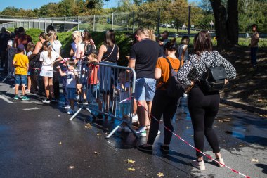 Reims sakinleri açılış gününe katılıyor. Reims 'deki Marchandeau itfaiye istasyonunun itfaiyecileri kapılarını açıyor. Etkinlik, kurtarma merkezinin 30. yıldönümü münasebetiyle düzenleniyor..