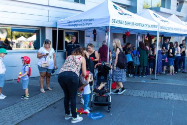 Reims sakinleri açılış gününe katılıyor. Reims 'deki Marchandeau itfaiye istasyonunun itfaiyecileri kapılarını açıyor. Etkinlik, kurtarma merkezinin 30. yıldönümü münasebetiyle düzenleniyor..