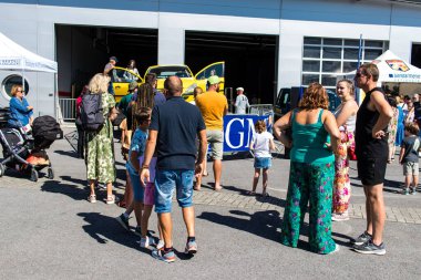 Reims sakinleri açılış gününe katılıyor. Reims 'deki Marchandeau itfaiye istasyonunun itfaiyecileri kapılarını açıyor. Etkinlik, kurtarma merkezinin 30. yıldönümü münasebetiyle düzenleniyor..