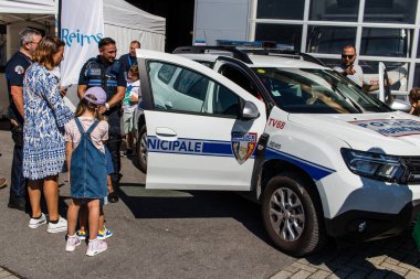 Reims sakinleri açılış gününe katılıyor. Reims 'deki Marchandeau itfaiye istasyonunun itfaiyecileri kapılarını açıyor. Etkinlik, kurtarma merkezinin 30. yıldönümü münasebetiyle düzenleniyor..