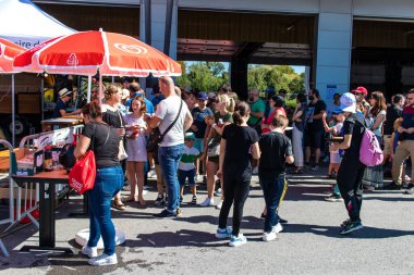 Reims sakinleri açılış gününe katılıyor. Reims 'deki Marchandeau itfaiye istasyonunun itfaiyecileri kapılarını açıyor. Etkinlik, kurtarma merkezinin 30. yıldönümü münasebetiyle düzenleniyor..
