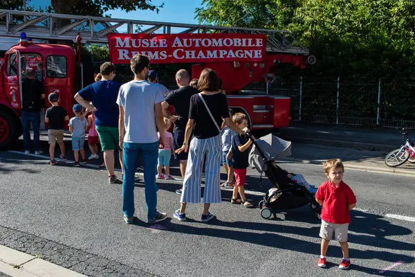 Reims sakinleri açılış gününe katılıyor. Reims 'deki Marchandeau itfaiye istasyonunun itfaiyecileri kapılarını açıyor. Etkinlik, kurtarma merkezinin 30. yıldönümü münasebetiyle düzenleniyor..