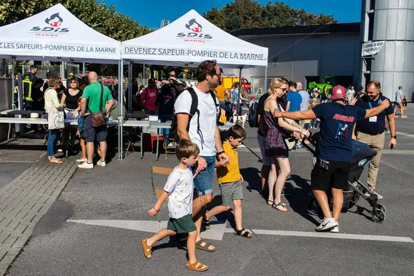 Reims sakinleri açılış gününe katılıyor. Reims 'deki Marchandeau itfaiye istasyonunun itfaiyecileri kapılarını açıyor. Etkinlik, kurtarma merkezinin 30. yıldönümü münasebetiyle düzenleniyor..