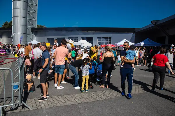 Reims sakinleri açılış gününe katılıyor. Reims 'deki Marchandeau itfaiye istasyonunun itfaiyecileri kapılarını açıyor. Etkinlik, kurtarma merkezinin 30. yıldönümü münasebetiyle düzenleniyor..