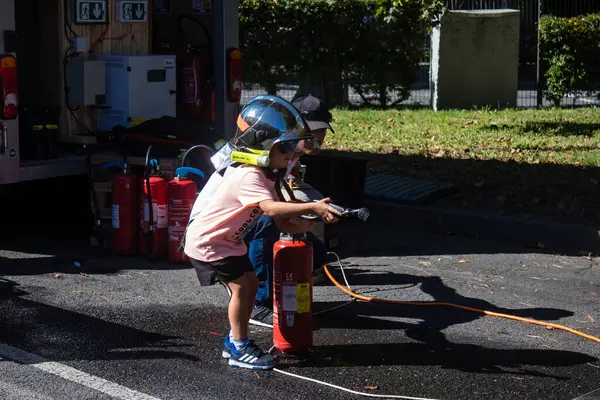 Çocuklar açılış gününe katılıyor. Reims 'deki Marchandeau itfaiye istasyonunun itfaiyecileri kapılarını açıyor. Etkinlik, kurtarma merkezinin 30. yıldönümü münasebetiyle düzenleniyor..