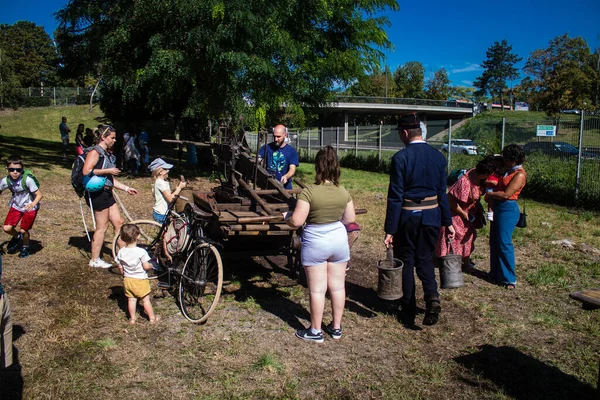 Çocuklar açılış gününe katılıyor. Reims 'deki Marchandeau itfaiye istasyonunun itfaiyecileri kapılarını açıyor. Etkinlik, kurtarma merkezinin 30. yıldönümü münasebetiyle düzenleniyor..