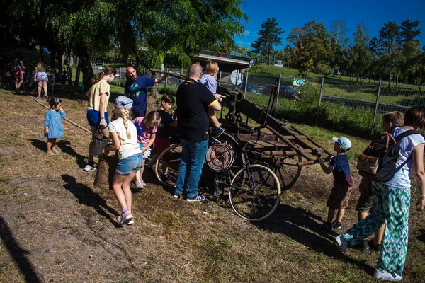 Çocuklar açılış gününe katılıyor. Reims 'deki Marchandeau itfaiye istasyonunun itfaiyecileri kapılarını açıyor. Etkinlik, kurtarma merkezinin 30. yıldönümü münasebetiyle düzenleniyor..