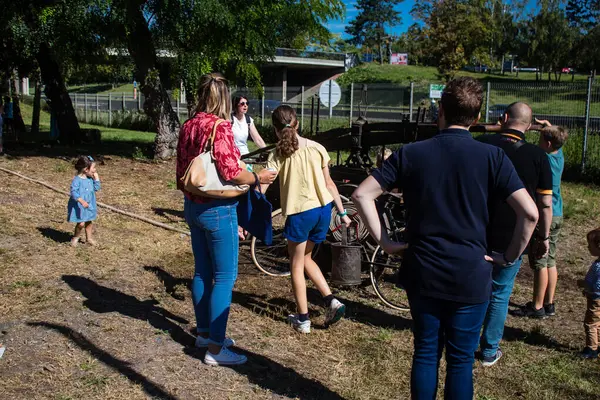 Çocuklar açılış gününe katılıyor. Reims 'deki Marchandeau itfaiye istasyonunun itfaiyecileri kapılarını açıyor. Etkinlik, kurtarma merkezinin 30. yıldönümü münasebetiyle düzenleniyor..