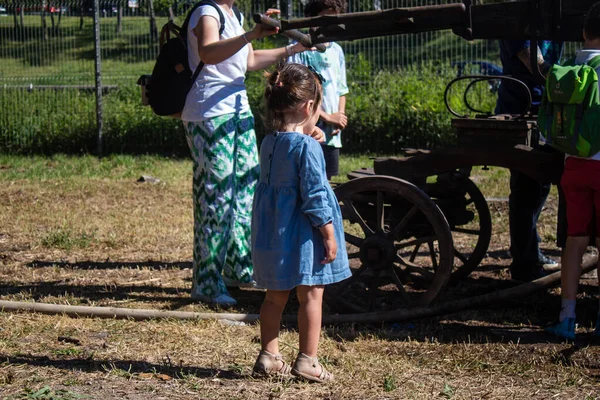Çocuklar açılış gününe katılıyor. Reims 'deki Marchandeau itfaiye istasyonunun itfaiyecileri kapılarını açıyor. Etkinlik, kurtarma merkezinin 30. yıldönümü münasebetiyle düzenleniyor..