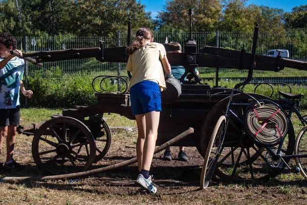 Çocuklar açılış gününe katılıyor. Reims 'deki Marchandeau itfaiye istasyonunun itfaiyecileri kapılarını açıyor. Etkinlik, kurtarma merkezinin 30. yıldönümü münasebetiyle düzenleniyor..