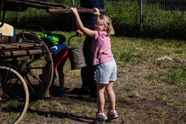 Çocuklar açılış gününe katılıyor. Reims 'deki Marchandeau itfaiye istasyonunun itfaiyecileri kapılarını açıyor. Etkinlik, kurtarma merkezinin 30. yıldönümü münasebetiyle düzenleniyor..