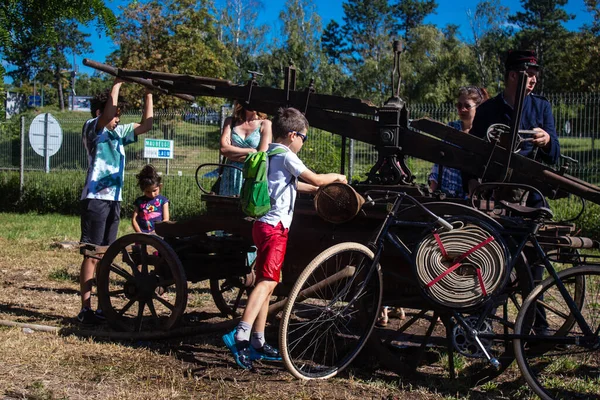 Çocuklar açılış gününe katılıyor. Reims 'deki Marchandeau itfaiye istasyonunun itfaiyecileri kapılarını açıyor. Etkinlik, kurtarma merkezinin 30. yıldönümü münasebetiyle düzenleniyor..
