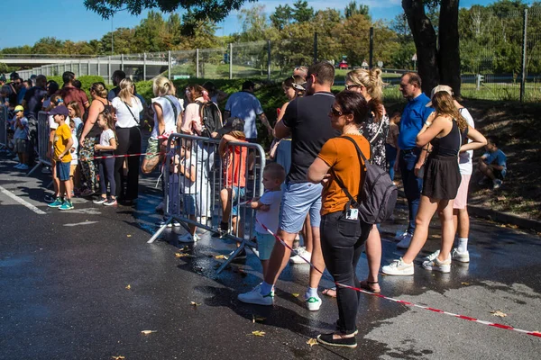 Reims sakinleri açılış gününe katılıyor. Reims 'deki Marchandeau itfaiye istasyonunun itfaiyecileri kapılarını açıyor. Etkinlik, kurtarma merkezinin 30. yıldönümü münasebetiyle düzenleniyor..