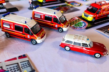 Reims, Fransa - 02 Eylül 2023 İtfaiye Modelleri, kurtarma merkezinin 30. yıldönümü münasebetiyle itfaiye istasyonunda halka tanıtıldı..