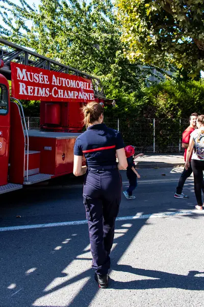 Reims Francja Września 2023 Strażacy Straży Pożarnej Reims Otwierają Drzwi — Zdjęcie stockowe