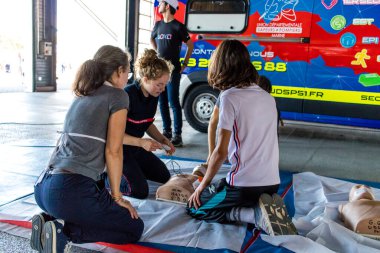 Reims, Fransa - 02 Eylül 2023 Tıbbi itfaiyeci müdahalesi simülasyonu. İtfaiyeciler, kurtarma merkezinin 30. yıldönümü münasebetiyle açılışta..