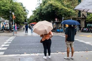 Barselona, İspanya - 28 Ağustos 2023 İspanya 'nın simgesel şehri ve Katalonya' nın başkenti Barcelona 'daki Gaudi evinin yakınında yürüyen turistler.