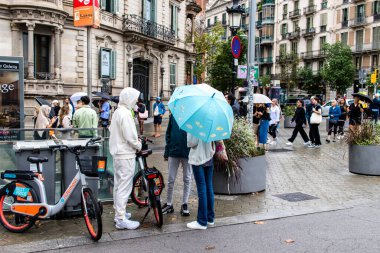 Barselona, İspanya - 28 Ağustos 2023 İspanya 'nın simgesel şehri ve Katalonya' nın başkenti Barcelona 'daki Gaudi evinin yakınında yürüyen turistler.