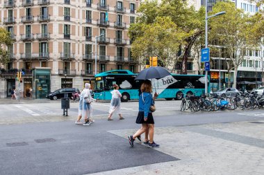 Barselona, İspanya - 28 Ağustos 2023 İspanya 'nın simgesel şehri ve Katalonya' nın başkenti Barcelona 'daki Gaudi evinin yakınında yürüyen turistler.