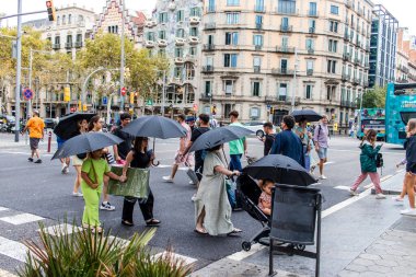 Barselona, İspanya - 28 Ağustos 2023 İspanya 'nın simgesel şehri ve Katalonya' nın başkenti Barcelona 'daki Gaudi evinin yakınında yürüyen turistler.