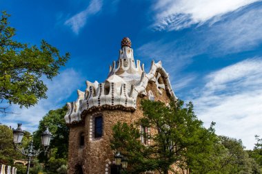 Barselona, İspanya, 29 Ağustos 2023 Park Gell 'i ziyaret eden turistler, Carmel Hill' deki bahçelerden ve mimari özelliklerden oluşan parklar. Burası biraz tazelikle çok popüler..