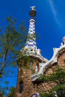 Barselona, İspanya, 29 Ağustos 2023 Park Gell 'i ziyaret eden turistler, Carmel Hill' deki bahçelerden ve mimari özelliklerden oluşan parklar. Burası biraz tazelikle çok popüler..