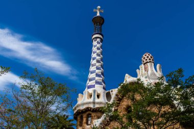 Barselona, İspanya, 29 Ağustos 2023 Park Gell 'i ziyaret eden turistler, Carmel Hill' deki bahçelerden ve mimari özelliklerden oluşan parklar. Burası biraz tazelikle çok popüler..