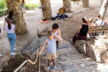 Barselona, İspanya, 29 Ağustos 2023 Park Gell 'i ziyaret eden turistler, Carmel Hill' deki bahçelerden ve mimari özelliklerden oluşan parklar. Burası biraz tazelikle çok popüler..