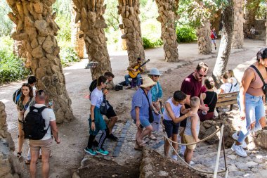 Barselona, İspanya, 29 Ağustos 2023 Park Gell 'i ziyaret eden turistler, Carmel Hill' deki bahçelerden ve mimari özelliklerden oluşan parklar. Burası biraz tazelikle çok popüler..