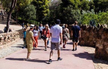 Barselona, İspanya, 29 Ağustos 2023 Park Gell 'i ziyaret eden turistler, Carmel Hill' deki bahçelerden ve mimari özelliklerden oluşan parklar. Burası biraz tazelikle çok popüler..