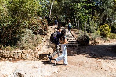 Barselona, İspanya, 29 Ağustos 2023 Park Gell 'i ziyaret eden turistler, Carmel Hill' deki bahçelerden ve mimari özelliklerden oluşan parklar. Burası biraz tazelikle çok popüler..