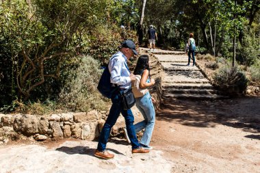 Barselona, İspanya, 29 Ağustos 2023 Park Gell 'i ziyaret eden turistler, Carmel Hill' deki bahçelerden ve mimari özelliklerden oluşan parklar. Burası biraz tazelikle çok popüler..